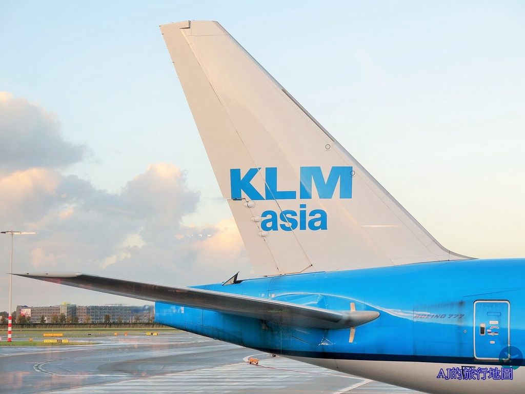 荷蘭航空KLM KL807 阿姆斯特丹AMS > 台灣桃園TPE 飛機餐、777-300ER經濟艙座位、機上娛樂、搭乘經驗分享
