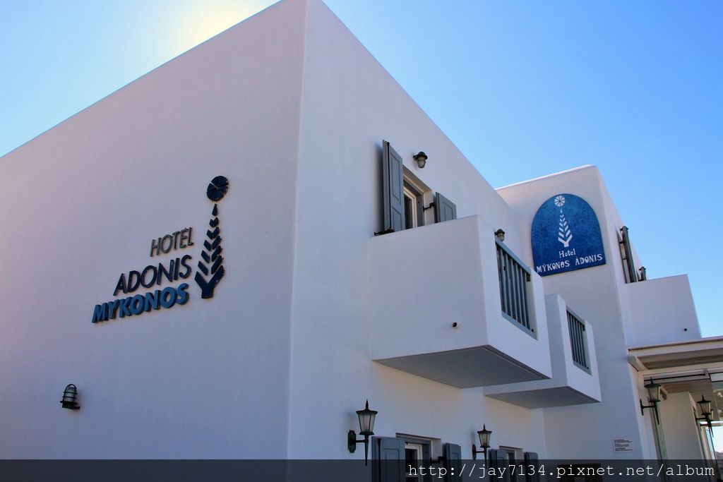 （希臘米克諾斯島便宜飯店推薦）阿多尼斯酒店 Hotel Adonis 近KTEL公車站、逛街區 步行只要2分鐘 有港口接駁服務