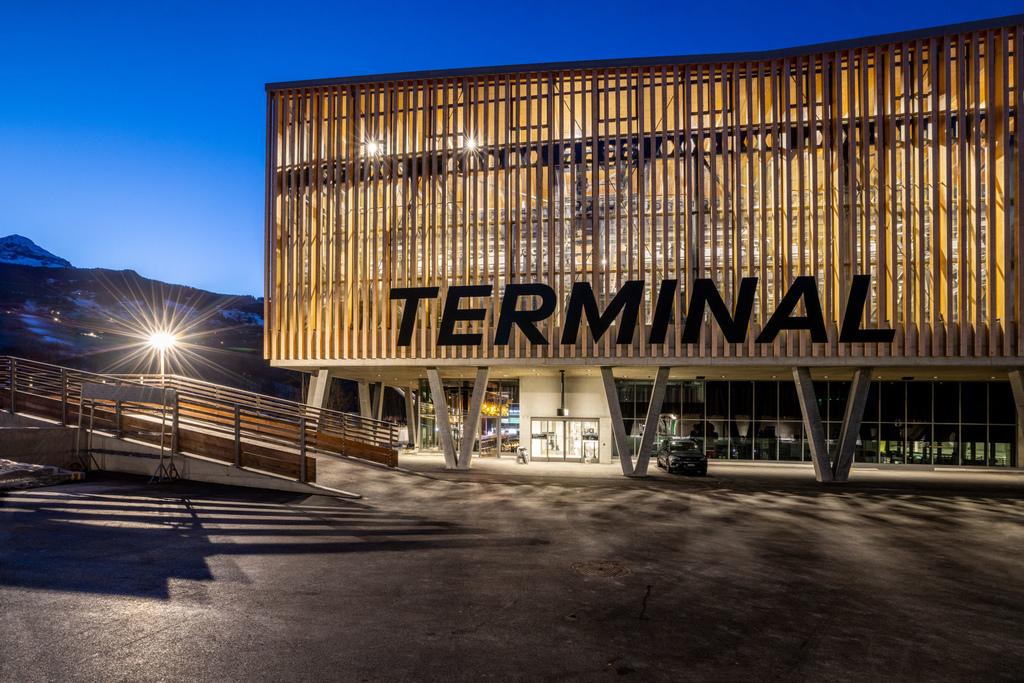 10 Grindelwald-Terminal-Aussenaufnahme-Abend.jpg